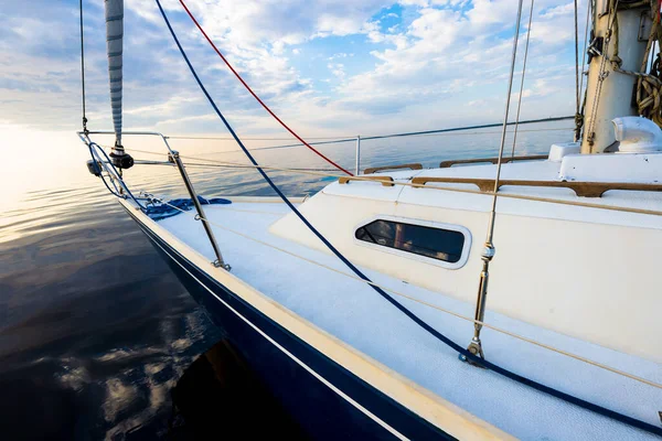 Yacht Bianco Che Naviga Acque Calme Tramonto Una Vista Dal — Foto Stock