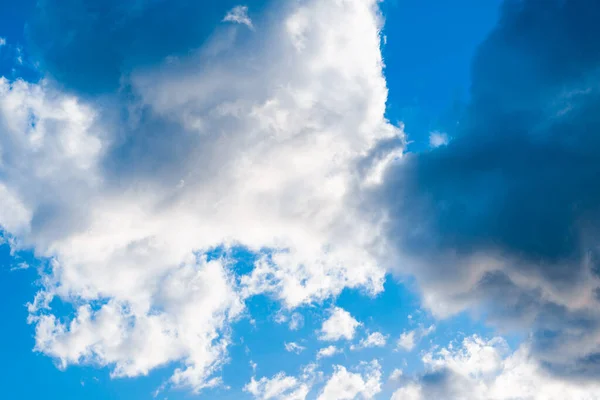 Blauer Himmel Mit Vielen Weißen Wolken Vor Dem Regen Nahaufnahme — Stockfoto