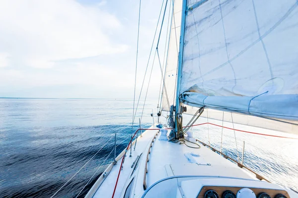 Sloop Branco Velejar Iate Manipulado Perto Costa Maine Southwest Harbor — Fotografia de Stock