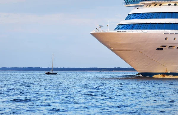 Gran Barco Pasajeros Blanco Mar Báltico Cerca Cielo Atardecer Colorido —  Fotos de Stock