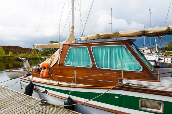 Segelboot Das Einem Pier Festgemacht Hat Aus Nächster Nähe Blick — Stockfoto