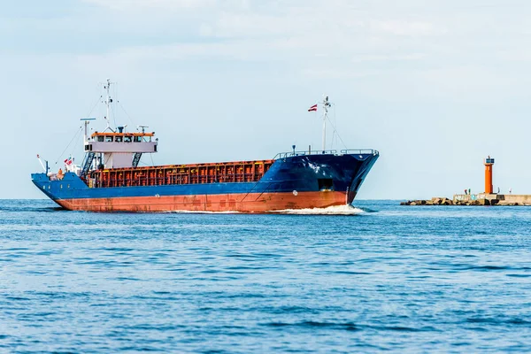 Gran Buque Carga Azul Primer Plano Faro Fondo Mar Báltico —  Fotos de Stock