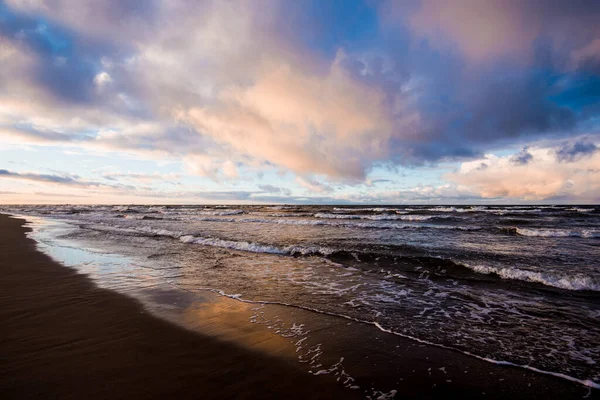 Цветной Зимний Закат Холодные Бурные Волны Облака Над Северным Морем — стоковое фото