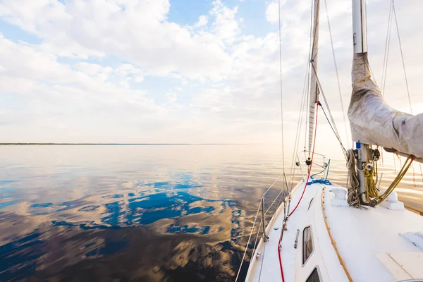 White Yacht Sailing Still Water Sunset View Deck Bow Mast — Stock Photo, Image