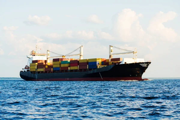 Großes Frachtcontainerschiff Mit Kränen Der Ostsee Einem Klaren Sonnigen Tag — Stockfoto