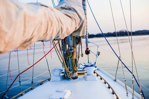 Зворотний Бік Щогли Лука Білої Яхти Плавали Заході Сонця Порт — стокове фото