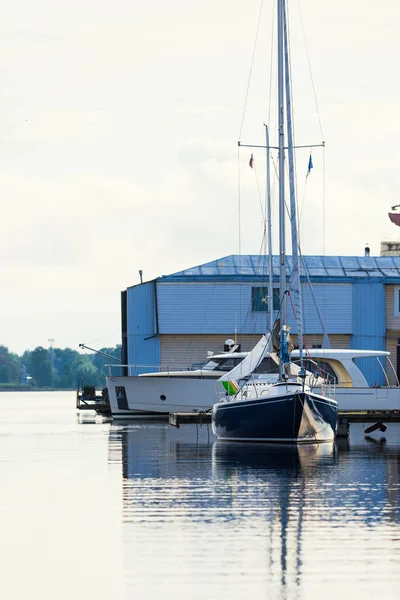 Blå Slupen Riggad Yacht Förtöjd Till Pir Klar Sommardag Närbild — Stockfoto