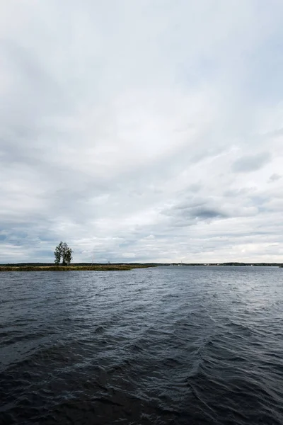 Nuages Orageux Dessus Rivière Une Petite Île Avec Des Bouleaux — Photo