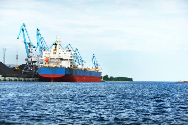 大型ブルー貨物船とポートクレーンのクローズアップ リガ湾 バルト海 ラトビア — ストック写真