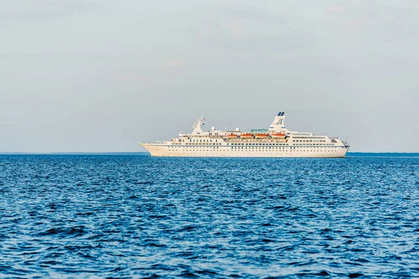 Strahlend Blauer Himmel Großes Weißes Passagierschiff Und Ein Lotsenboot Der — Stockfoto