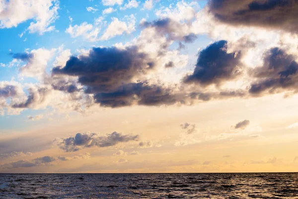 Uitzicht Oostzee Bij Zonsondergang Een Episch Wolkenlandschap Paarse Avond Bewolkt — Stockfoto