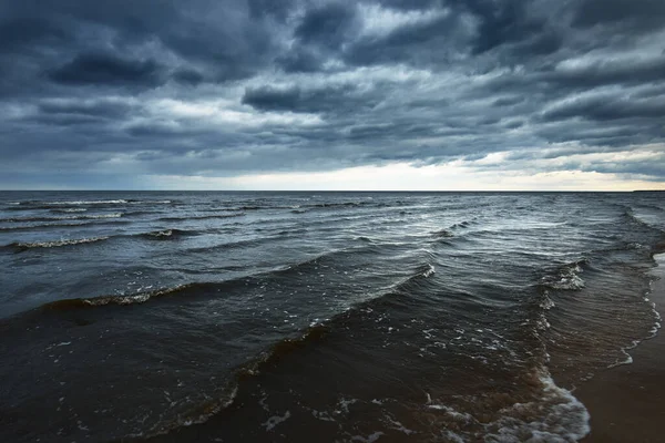 Storm Clouds Sandy Shore Baltic Sea Spring Dramatic Sky Waves — Stock Photo, Image