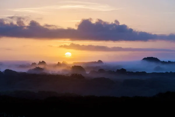 Золотые Облака Восхода Солнца Над Туманными Холмами Долинами Потрясающий Облачный — стоковое фото