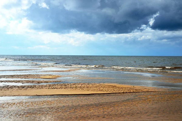 Kristalhelder Water Zandstrand Van Oostzee Een Zonnige Lentedag Ondiep Water — Stockfoto