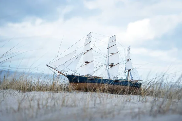 古老的木制缩尺模型的快船 特写镜头 戏剧化的天空 波罗的海的沙滩海岸 传统工艺 纪念品 业余爱好 — 图库照片