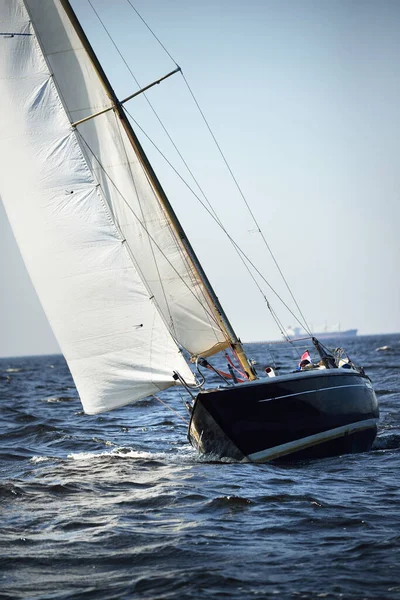 晴れた夏の日にブルーヨットセーリング 白い帆の側面図 波と水が飛び散った 真っ青な空 バルト海 スウェーデン スポーツ レクリエーション レガッタ レジャー活動 — ストック写真