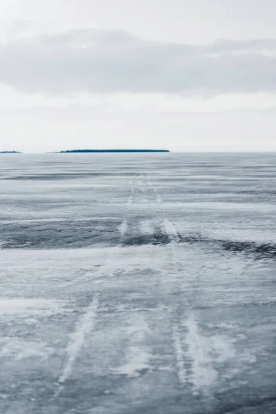 冬の風景 氷結した雪に覆われた湖の景色 背景の森 嵐の夜の雲 オンガ湖 カレリア ロシア — ストック写真