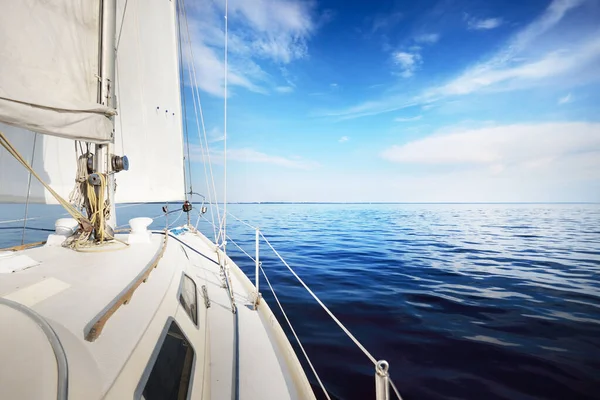 Sloop Branco Velejar Iate Manipulado Perto Costa Maine Southwest Harbor — Fotografia de Stock