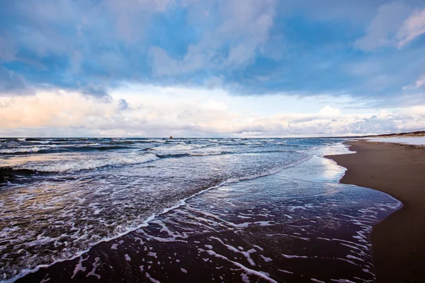 Kolorowy Zimowy Zachód Słońca Zimnoburzliwe Fale Chmury Nad Morzem Bałtyckim — Zdjęcie stockowe