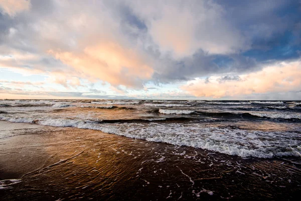 Färgglad Vintersolnedgång Kalla Stormiga Vågor Och Moln Över Östersjön Lettland — Stockfoto