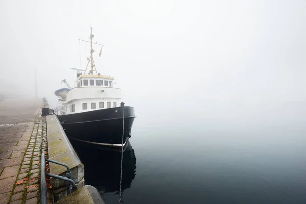 Remorqueur Amarré Une Jetée Gros Plan Gros Brouillard Matinal Kiel — Photo