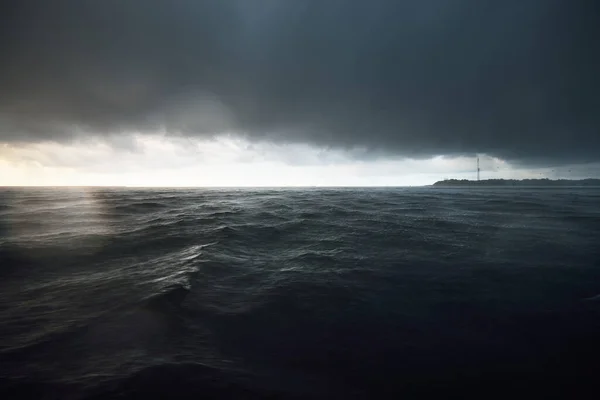 Fantástica Paisagem Nublada Navegando Uma Tempestade Céu Dramático Luz Solar — Fotografia de Stock