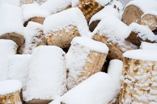 Verschneites Brennholz Winterwald Holzstruktur Nahaufnahme — Stockfoto