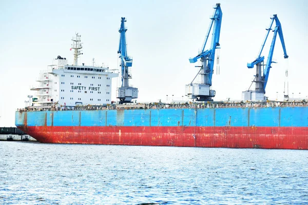 Groot Blauw Vrachtschip Bakboord Kranen Close Baai Van Riga Oostzee — Stockfoto