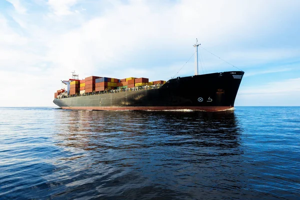 Großes Fracht Containerschiff Verlässt Den Hafen Von Norfolk Aus Nächster — Stockfoto