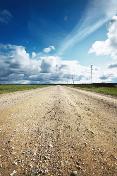 Eine Leere Landstraße Durch Die Grünen Wiesen Einem Sonnigen Sommertag — Stockfoto