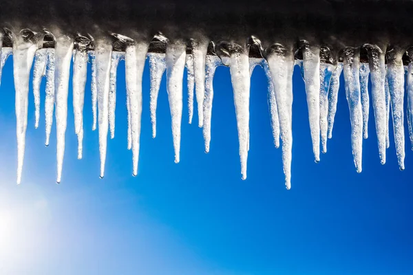 Καλυμμένη Χιόνι Παλιά Σκουριασμένη Προβλήτα Μια Ηλιόλουστη Μέρα Θραύσματα Πάγου — Φωτογραφία Αρχείου