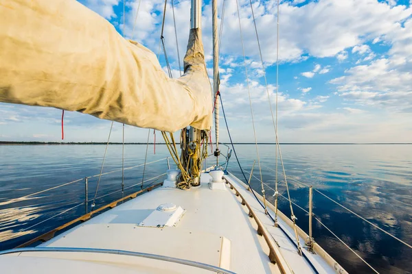 Witte Jacht Zeilen Een Stilstaand Water Bij Zonsondergang Uitzicht Vanaf — Stockfoto