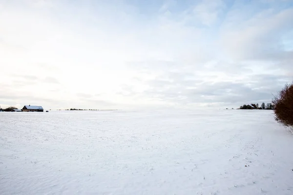 Panoramautsikt Över Det Tomma Snötäckta Åkerfältet Vid Solnedgången Kvällsmoln Norge — Stockfoto