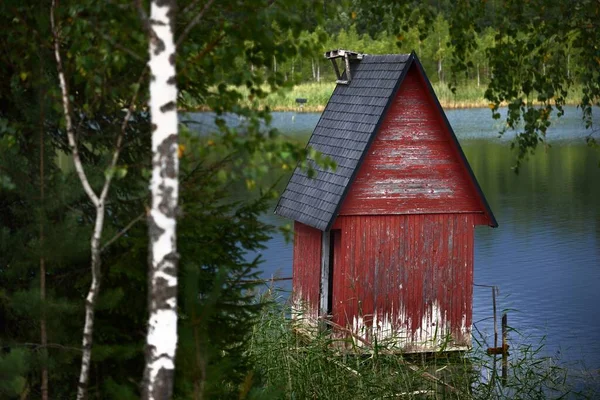 Небольшой Красный Декоративный Деревянный Дом Бревенчатый Домик Озера Леса Крупный — стоковое фото