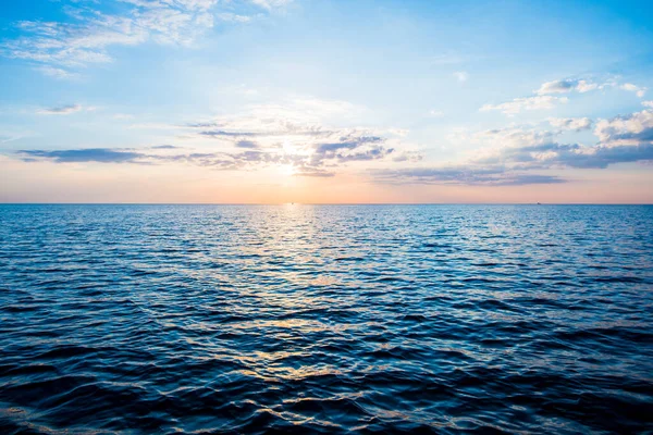 色彩艳丽的落日在拉脱维亚波罗的海上空 阳光透过云彩反射在水面上 — 图库照片