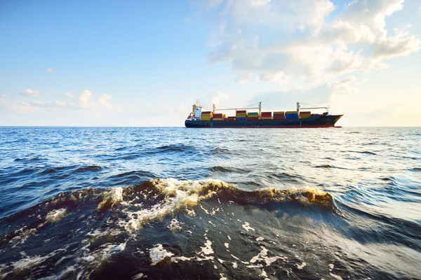 Groot Vrachtcontainerschip Met Kranen Oostzee Een Heldere Zonnige Dag Letland — Stockfoto