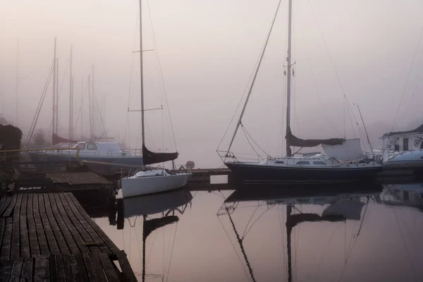 Utsikt Över Småbåtshamnen Stark Morgondimma Vid Soluppgången Floden Daugava Hamnen — Stockfoto