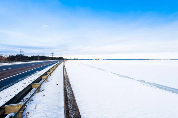 Una Carretera Limpia Través Los Campos Cubiertos Nieve Después Una —  Fotos de Stock