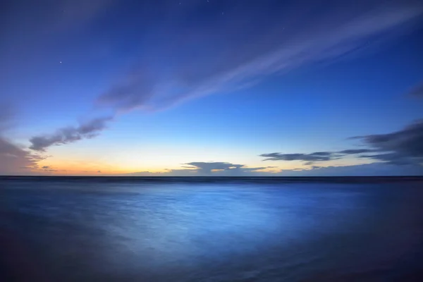 Ohromující Výhled Baltské Moře Pod Tmavě Modrou Hvězdnatou Oblohou Barevnými — Stock fotografie