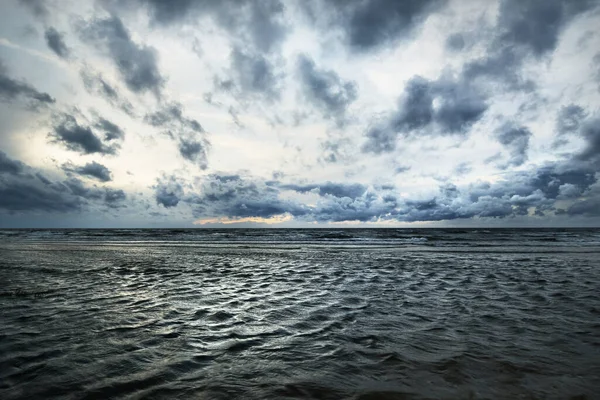 Cielo Nublado Oscuro Sobre Mar Báltico Dinamarca Ondas Tormenta Nubes — Foto de Stock