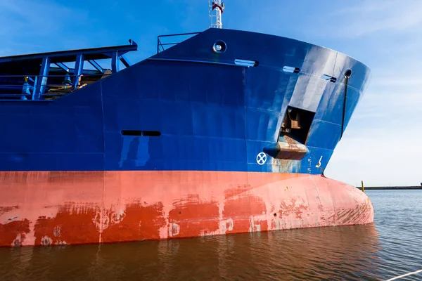 Açık Güneşli Bir Günde Limanda Büyük Mavi Bir Kargo Gemisi — Stok fotoğraf