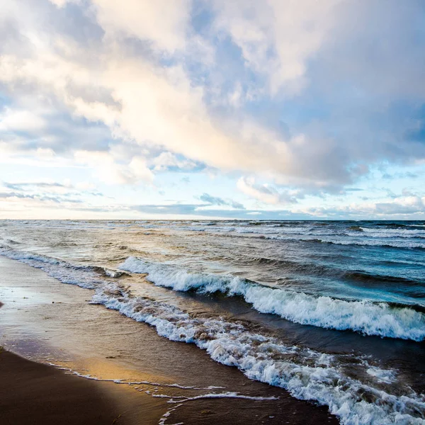 Colorido Atardecer Invierno Frías Olas Tormentosas Nubes Sobre Mar Báltico —  Fotos de Stock