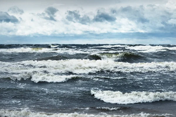 Cielo Nublado Azul Oscuro Sobre Mar Báltico Olas Tormenta Letonia —  Fotos de Stock