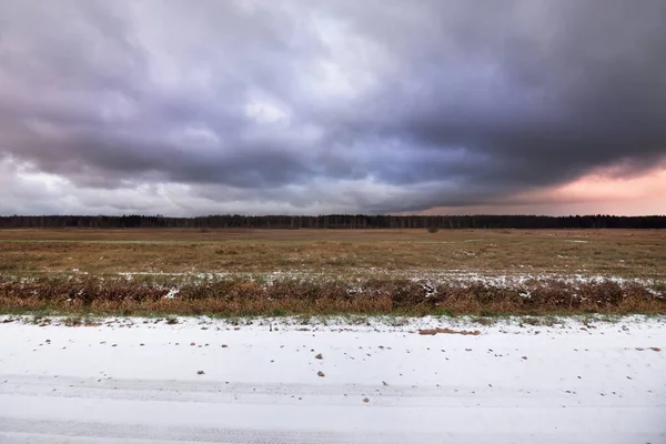 Snötäckta Plogade Åkrar Med Traktorspår Dramatisk Solnedgång Himmel Färgglada Moln — Stockfoto