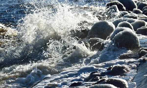 Заснеженный Скалистый Берег Балтийского Моря Вода Брызгает Крупным Планом Латвия — стоковое фото