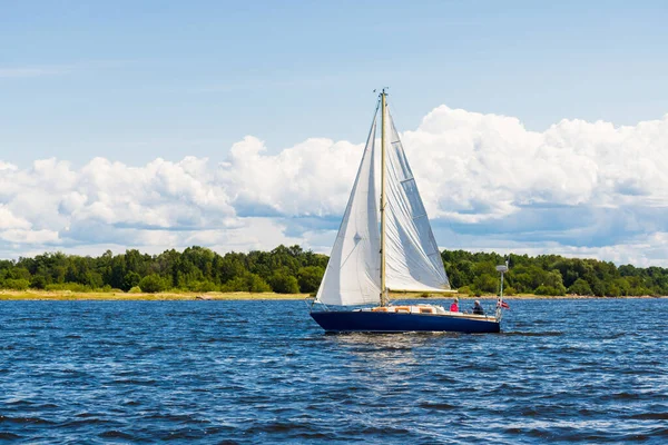 Blue Sloop Στημένα Ιστιοπλοΐα Γιοτ Μια Σαφή Ημέρα Δάσος Στο — Φωτογραφία Αρχείου