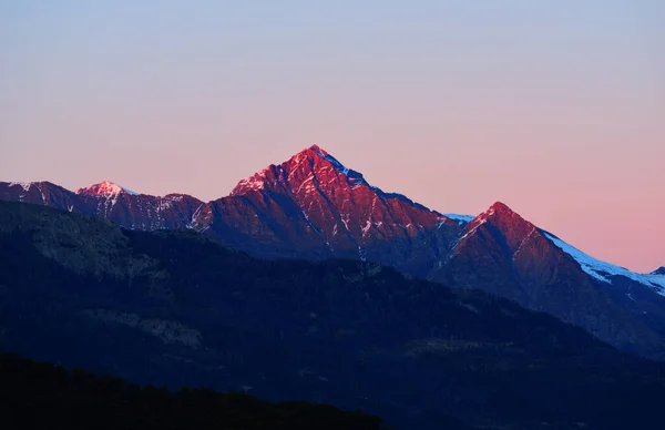 Berg Toppar Solig Vinterdag Klarblå Solnedgång Himmel Gyllene Ljus Rosa — Stockfoto