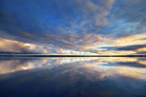 芬兰湾日落时 汉科半岛 戏剧化的天空闪烁着五彩斑斓的云彩 对称的反光在水面上 天然的镜子 全景全景 史诗般的云雾 — 图库照片