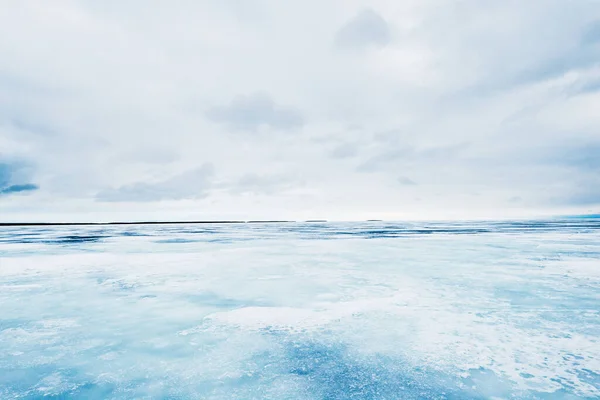 Зимовий Пейзаж Вигляд Замерзлого Засніженого Озера Ліс Фоні Бурі Вечірні — стокове фото