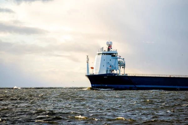 Large Blue Cargo Ship Baltic Sea Waves Stormy Clouds Baltic — Stock Photo, Image